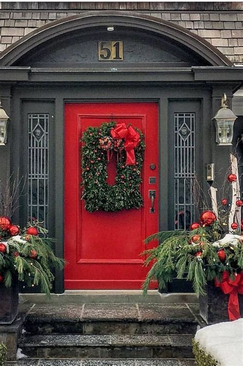 35 Stunning Christmas Front Doors Decoration Ideas New 2021 Page 28
