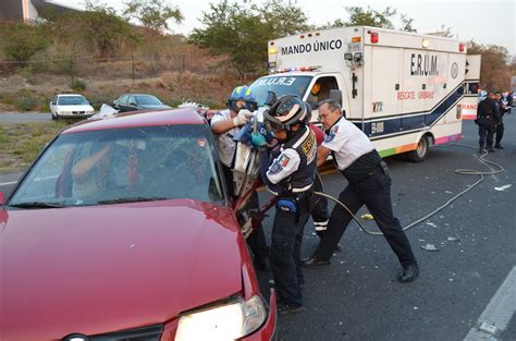 En la carretera de cuernavaca son asaltados varios automóviles y los pasajeros obligados a entregar el dinero que llevan. Se registra fuerte accidente en la carretera Aeropuerto ...