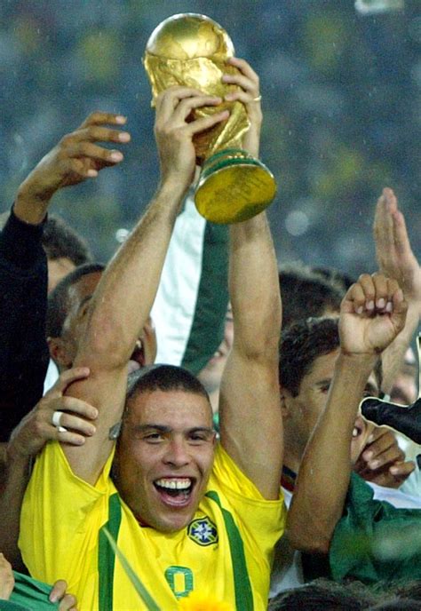 Ronaldo Nazario Levantando La Copa Del Mundo De 2002 Celebrada En Corea