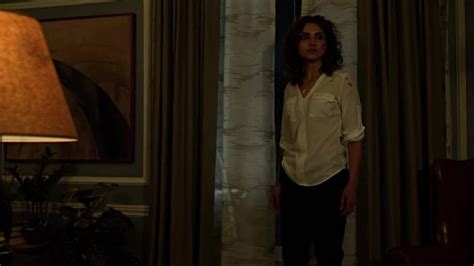 La Chemise Blanche Portée Par Dinah Madani Amber Rose Revah Dans Marvels The Punisher S02e12