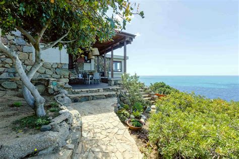 Mit einer fläche von gut 24'000 quadratkilometern ist sardinien die zweitgrösste insel im mittelmeer. Villa Sardinien zur Miete direkt am Wasser - Traumvillen