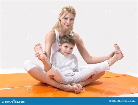 Eine Sch Ne Mutter Bt Yoga Mit Ihrem Sohn Stockfoto Bild Von