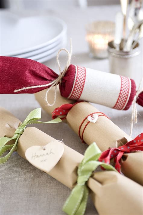 Make these beautiful handmade Christmas crackers to wow at the dinner