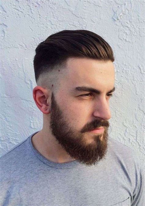 Taglio capelli corti uomo rasati ai lati. Pin su tagli
