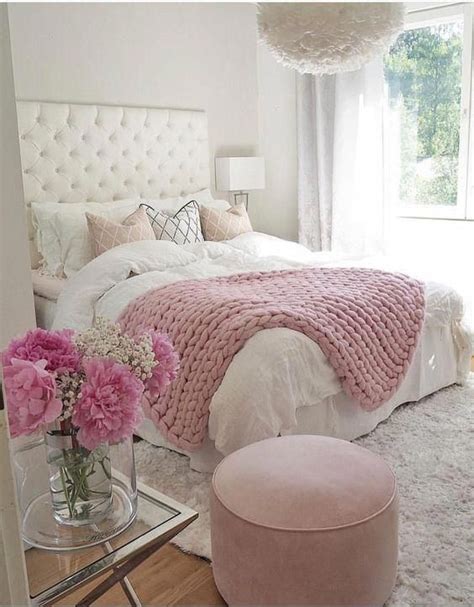 I Like The Chandelier And The Bed Pink Bedroom Decor Bed Decor Blue