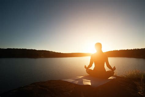 5 grandes beneficios de meditar y hacer yoga por las mañanas Rama