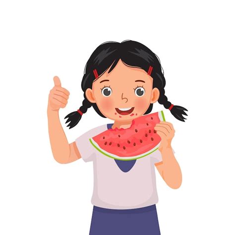 Милая маленькая девочка ест арбуз показывая большой палец вверх в солнечный день летом