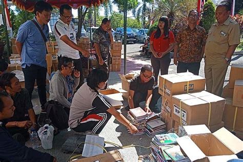 Warna rambut true maroon adalah merah gelap yang memiliki nuansa keunguan. Dibagikan, Ribuan Judul Buku Pengayaan dan Referensi ...