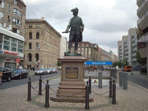 Wer in berlin eine besonders günstige wohnung zum kauf sucht, der sollte sich auf die stadtteile marzahn, spandau, hellersdorf und niederschöneweide (treptow) am rand von berlin konzentrieren. Toplage in Berlin-Mitte ! Elegante 3 Zimmer ...