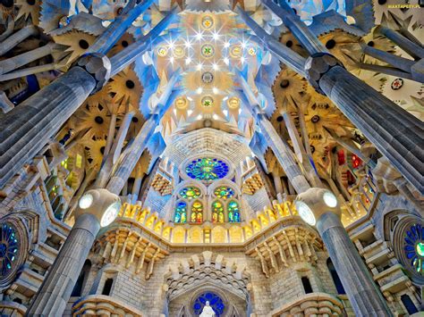Hiszpania ma budowę zdecydowanie wyżynną i górzystą (90% powierzchni). Tapety, zdjęcia - Hiszpania, Barcelona, Kolumny, Świątynia ...