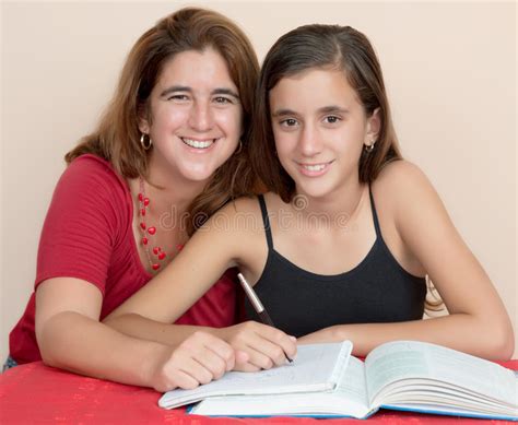 Spaanse Tiener Die Met Haar Moeder Bestuderen Stock Afbeelding Image