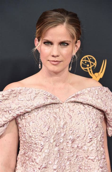 Emmy Awards Veep Star Anna Chlumsky Wore Unflattering Dress