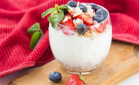Yogurt Con Mora Fresas Y Cereal