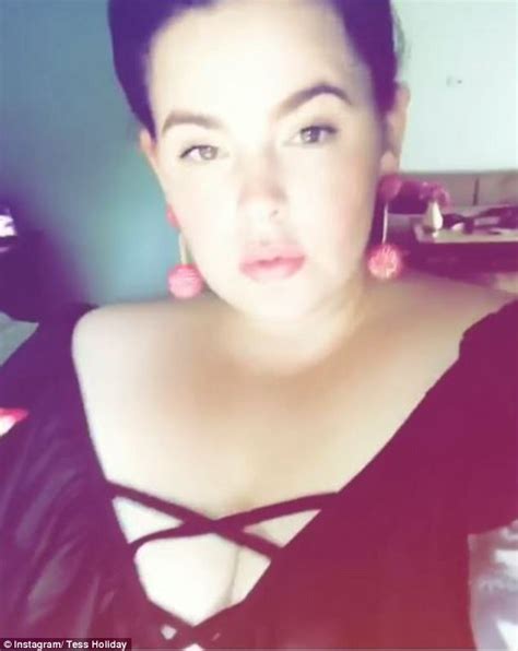 Tess Holliday Celebrates National Nude Day Daily Mail Online