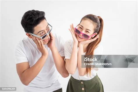 Potret Closeup Dua Orang Ceria Menggemaskan Yang Menyenangkan Istri Suami Di Kacamata Menyentuh