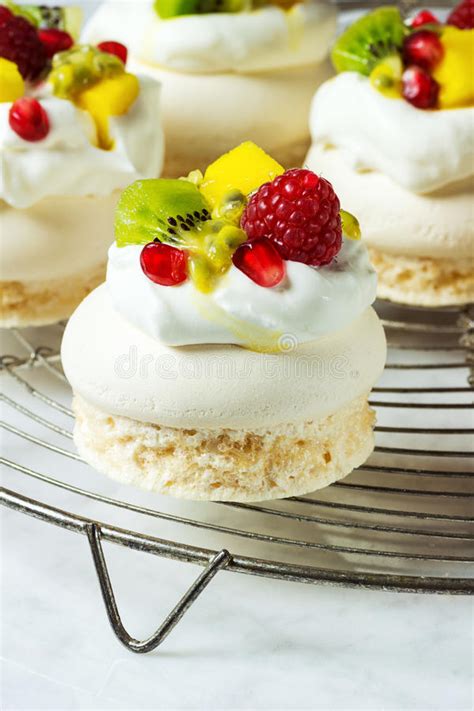 Both meringue and pavlova are egg white desserts, and are made in a similar way. Mini Tropical Fruit Pavlova Meringue-Nachtische Stockbild ...