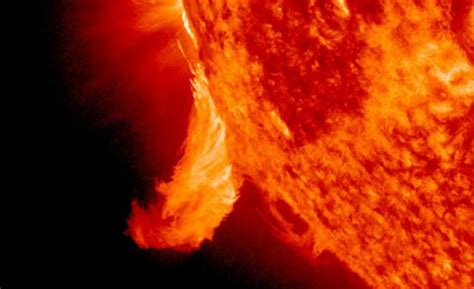 НАСА засне мощно слънчево изригване в новогодишната нощ cross bg