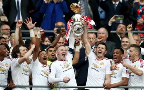Video The Moment Manchester United Broke Fa Cup Trophy