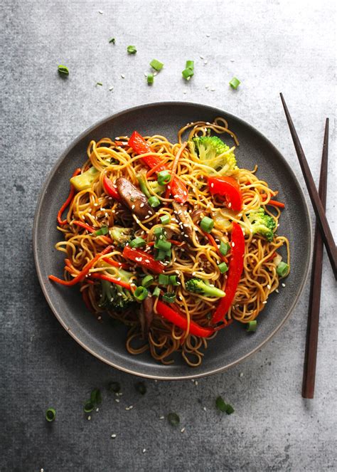 A fast, healthy weeknight dinner you will love! Easy Vegetable Lo Mein | Aimee Mars