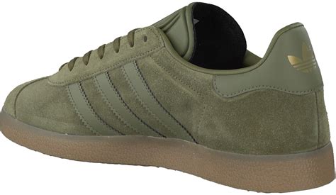 Begin every match or workout in comfort and style with our range of adidas men's clothing, shoes and sportswear accessories. Groene ADIDAS Sneakers GAZELLE HEREN | Omoda