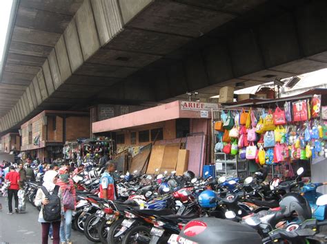 Estacionamento grátis sem manobrista está disponível no local. Two and Two more: Exploring Jakarta - Pasar Pagi Lama