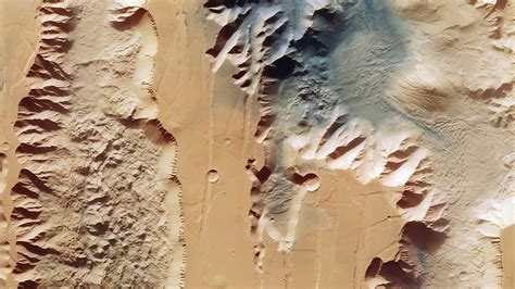 Satellite Captures Stunning Views Of Mars Gigantic Grand Canyon