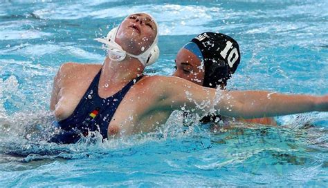 【画像】女子水球の選手たちが完全におっぱいポロリしてる瞬間 ポッカキット