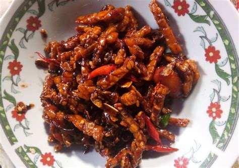 Merah, diiris tipis 3 siung bawang putih, diiris tipis 5 cabai rawit merah, diiris 1 ruas jari jahe, iris lebar 1 jari kunyit, iris lebar 1 buah tomat, iris 1 batang daun bawang, potong panjang 1 batang serai, digeprek 2 sachet kecap manis 2. Resep Tempe oreg kecap (kering) oleh Ira Hafitia N - Cookpad