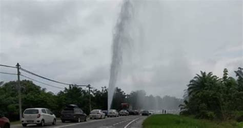Mata air smiley adalah hiasan sekeping seni bina kota yang bekerja dengan menuang air dalam di udara atau bawah dalam besen. 'Air pancut' basahi jalan | Harian Metro