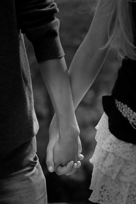 Pin By Leslie Sample On Hold My Hand Couples In Love Cute Couples Holding Hands
