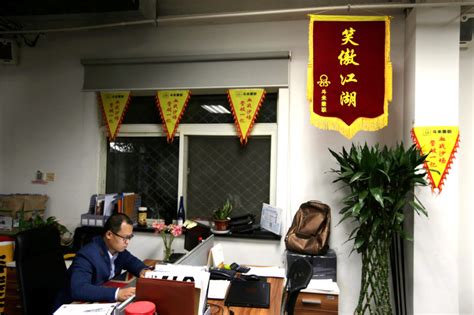 Chinas Tech Employees Work Eat And Sleep In Their Offices