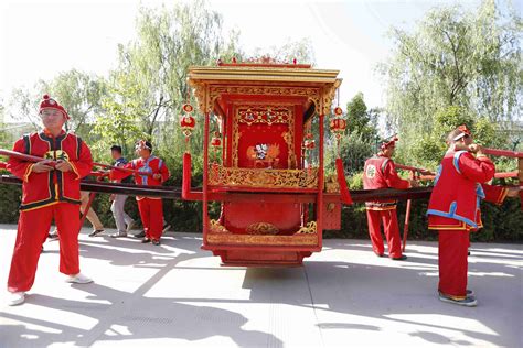 See full list on baike.baidu.com 花轎(中式婚禮用的轎子):簡介,種類,古代花轎,硬衣式,軟衣式,轎幃選材,花轎工藝_中文百科全書