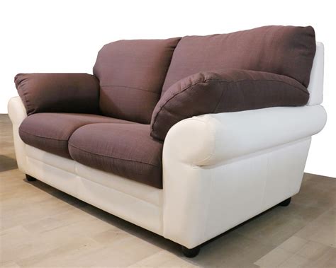 Il divano brida, rivestito in tessuto grafite, segue la tendenza della struttura a vista, tipica del design contemporaneo, oltre ai suoi volumi assimetrici. Divano 2 posti stile moderno in ecopelle e tessuto - Paternoster Home