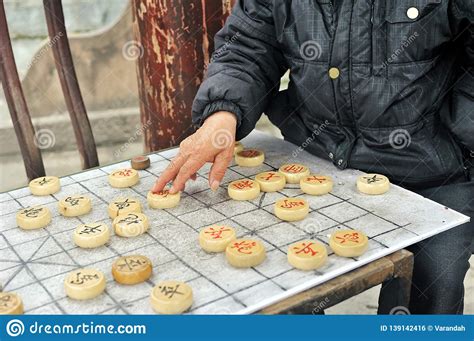 Un juego tradicional inventado : La Mano Del Hombre Juega Xiangqi, Conocido Como Tablero ...