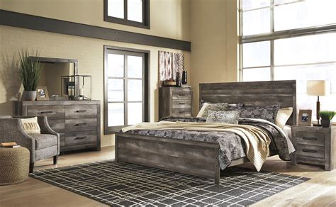 Wynnlow 5-Piece Panel Bedroom Set in Gray