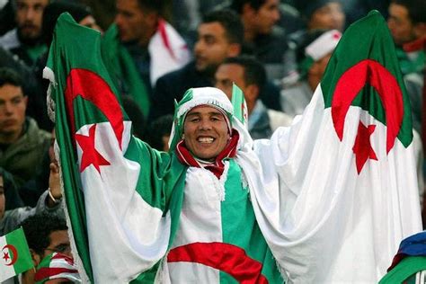 في حوار خاص مع الصحفي الرياضي بقناة الحياة قاضي نزيم الذي فتح قلبه لموقع algérie foot scoop و كشف عن. Foot Mondial - Une victoire «historique» pour l'Algérie - Foot 01