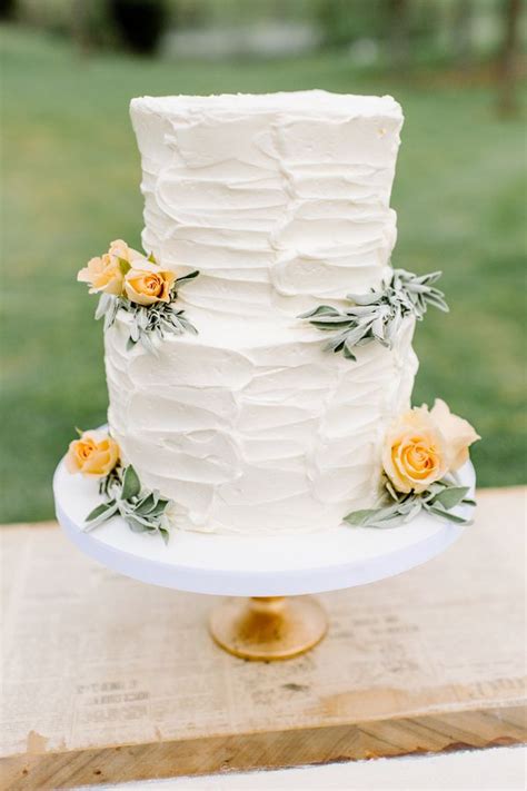 There's the type of icing, the colour, the design, any toppers or traditional wedding cakes were usually covered in fondant, but a lot of people aren't a fan of the thick, sweet icing, and opt for buttercream instead. Stunning & Scrumptious Summer Wedding Cake Ideas : Chic ...