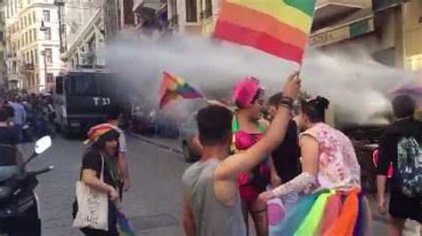 Turquie La police réprime violemment une gay pride à Istanbul Les Echos