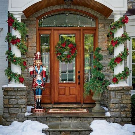 Awesome 32 Beautiful Christmas Front Porch Ideas On A Budget Source