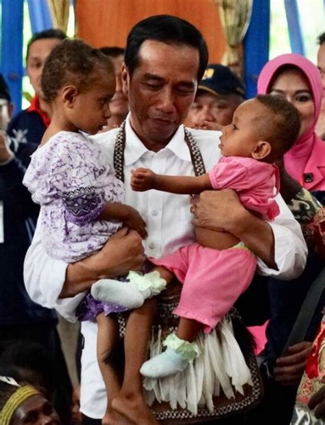 10 Momen Jokowi Iriana Gendong Anak Kecil Saat Kunjungan Kerja
