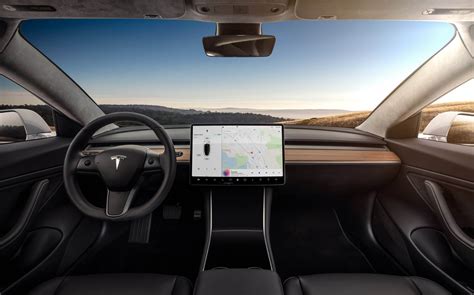 Darüber hinaus bietet dieses modell platz für 7 passagiere in drei reihen. Tesla Model 3 verfügt über eine auf den Innenraum ...