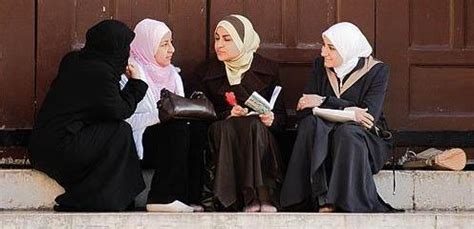 Kedudukan sosial wanita dalam agama buddha dan islam. Hak-hak Wanita Dalam Islam - Hidayatullah.com