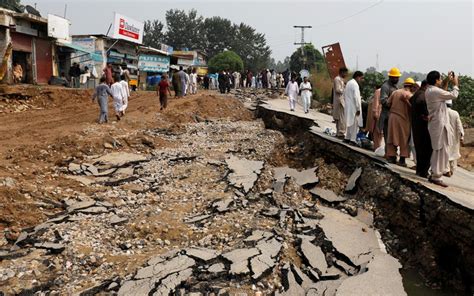 Pantauan kamera cctv, warga tetap tenang meski sedang diguncang gempa. 25 maut gempa bumi Pakistan, 500 lagi cedera | Free Malaysia Today