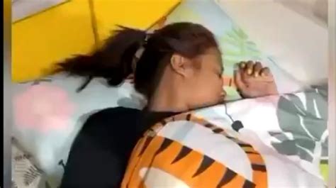 Aksi Viral Cewek Tidur Di Kasur Pajangan Toko Publik Duh Malu Maluin Lan