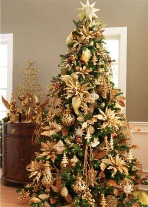 Traditional red & green christmas decorations. 31 Sparkling Gold Christmas Décor Ideas - DigsDigs