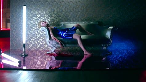 New Red Band Trailer For Nicolas Winding Refns The Neon Demon — Geektyrant