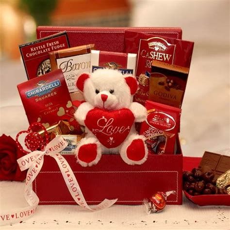 Looking for a valentines gift for your guy? Be My Love Chocolate Valentines Gift Set | Valentines Day Gifts | Arttowngifts.com