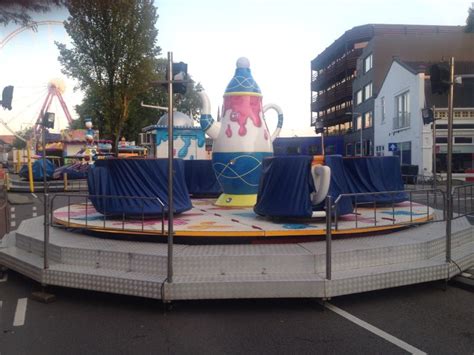 De kermis wordt een uitgebreidere variant van de vakantiekermis van vorig jaar. Wij breken even af... en bouwen straks weer op ...