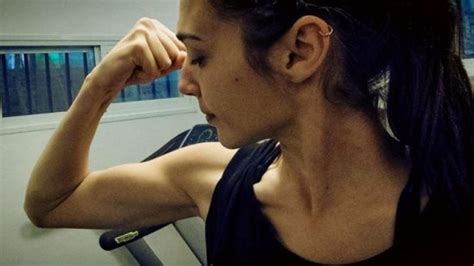 Gal gadot also shared some of her favorite exercises that she does while working out. Wonder Woman Gal Gadot Showing Muscles From Batman Vs ...