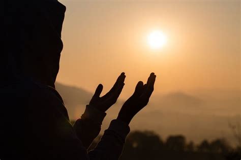 Padahal, sang manusia terbaik umat ini, rasulullah shallallahu'alaihi wa sallam setiap usai sholat subuh beliau berdoa: Doa Pembuka Rezeki yang Bisa Diamalkan Setiap Hari